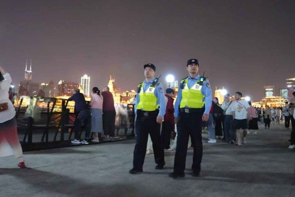 大牛时代 光影律动陆家嘴不眠画卷，浦东警方全方位守护安全长堤